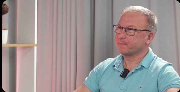 Герой интервью с петличным микрофоном